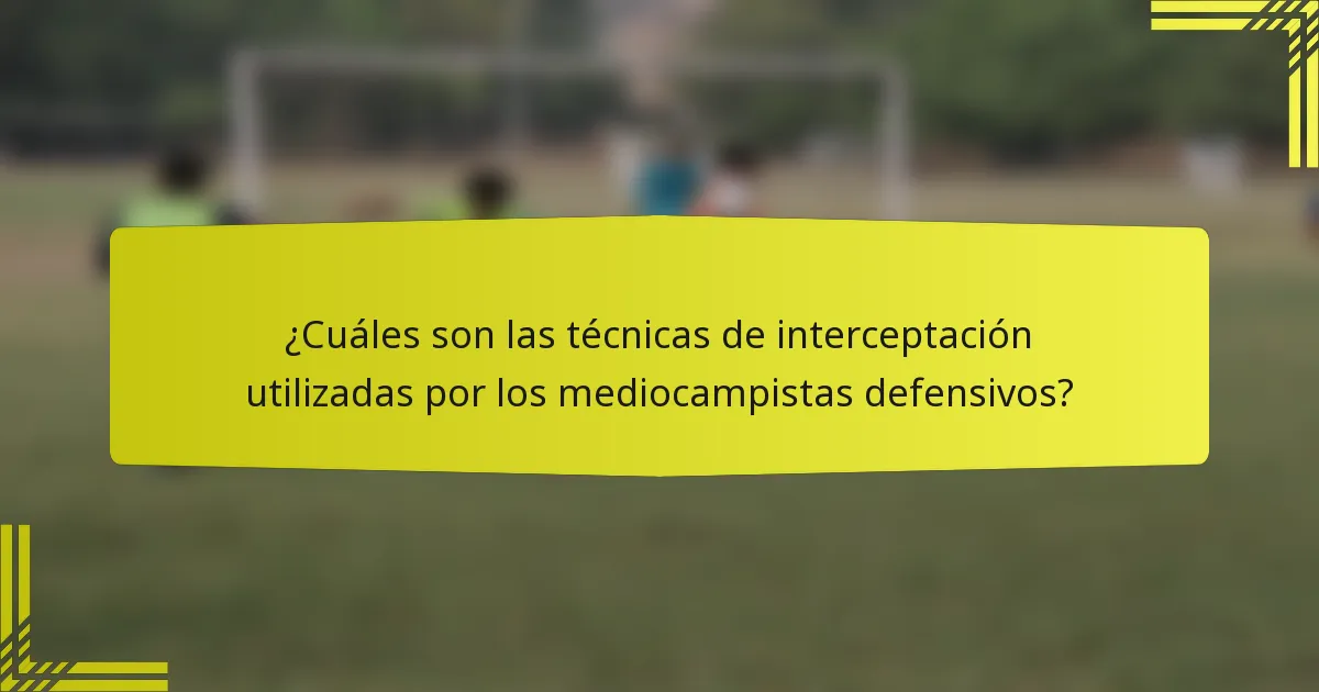¿Cuáles son las técnicas de interceptación utilizadas por los mediocampistas defensivos?